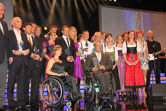 Die Preisträger des Bayertischen Sportpreis 2010 auf der Bühne beim Gruppenfoto (Foto: Martin Schmiitz